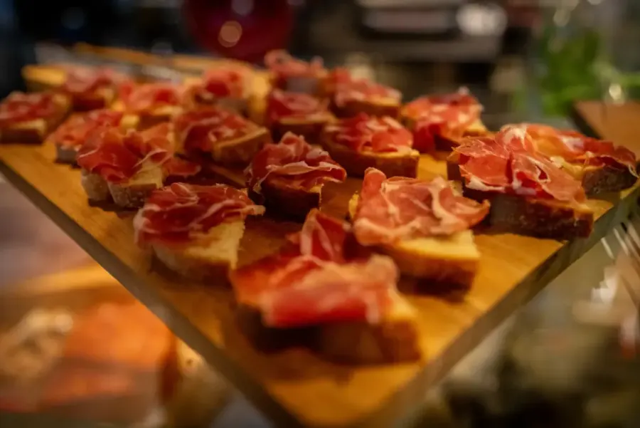 Schinken-Brötchen auf Holzbrett — Aperitivo bei Calice