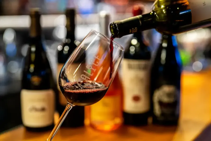 Italienischer Wein wird ins Glas gegossen